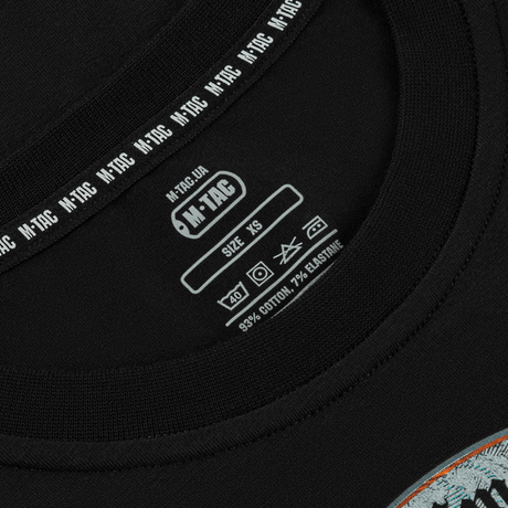 M-Tac T-Shirt Steel Knight vaskeanvisninger og producentmærke på sort t-shirt lavet af 93% bomuld og 7% elastan.