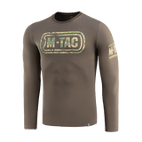 M-Tac T-Shirt Logo Long Sleeve i camouflage med ikonisk M-Tac-logo og slogan "Born by Revolution – Hardened by War" på ærmet.