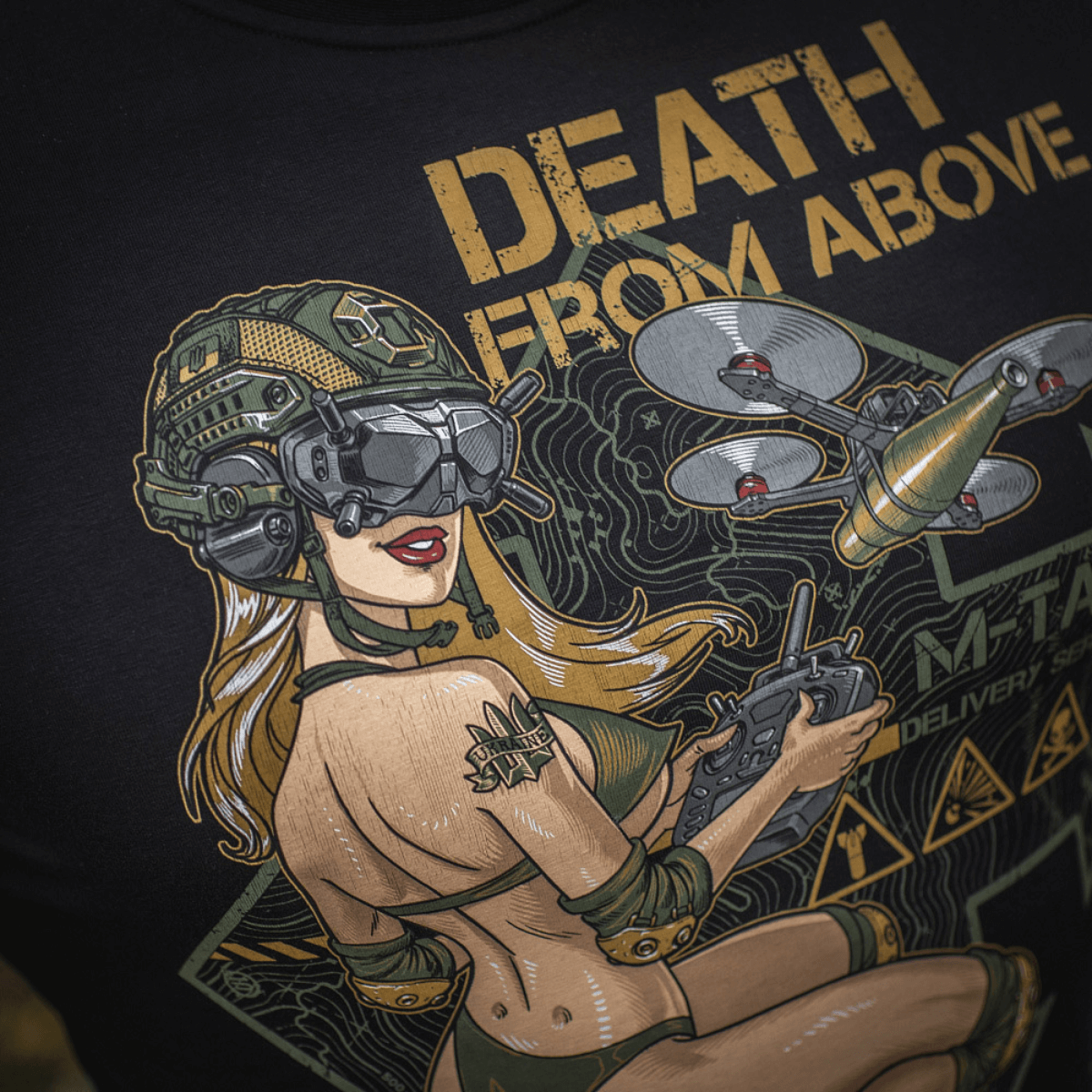 M-Tac T-Shirt Delivery Service med Pin-Up pige og drone print, inspireret af Anden Verdenskrigs amerikansk Pin-Up-kultur, "Death from Above" design.