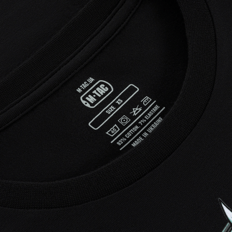 M-Tac T-Shirt Odin Mystery Long Sleeve etikettens nærbillede med vaskesymboler, lavet af bomuld og elastane, størrelse XS, sort farve.