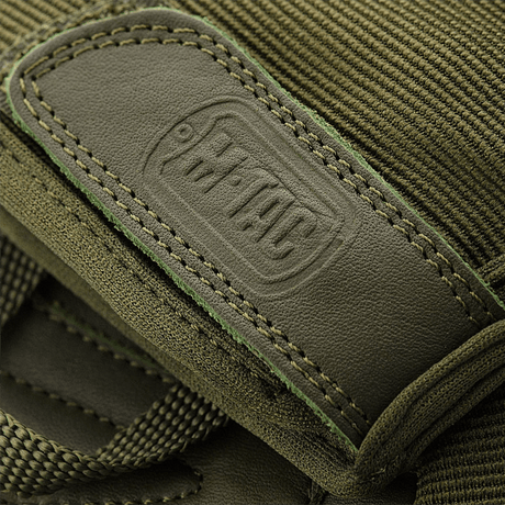 M-Tac Handsker Assault Tactical Mk.2 i læder med synlige syninger og M-Tac logo, fremhæver detaljerne i det taktiske design.