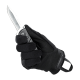 M-Tac Handsker Assault Tactical Mk.3 med forstærket greb og kno dækning, holder en kniv for maksimal kontrol og sikkerhed.