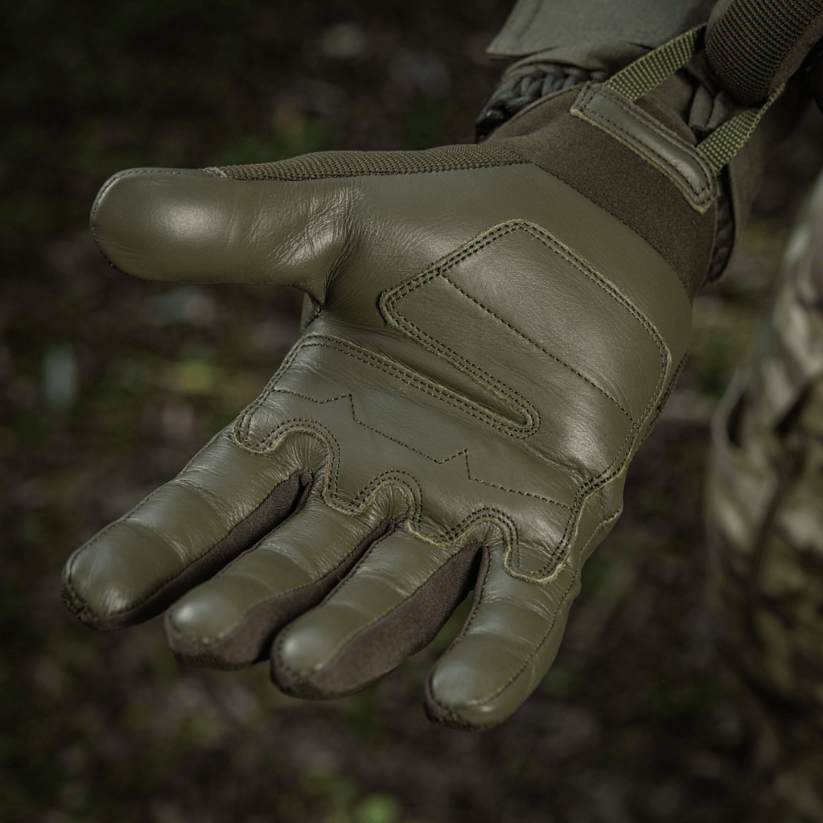 M-Tac Handsker Assault Tactical Mk.4 udendørs brug med forstærket læderhåndflade og velcro i skovmiljø