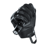 M-Tac Handsker Assault Tactical Mk.4 med ægte læder og velcro, viser forstærkning og greb, optimal til våbenhåndtering.