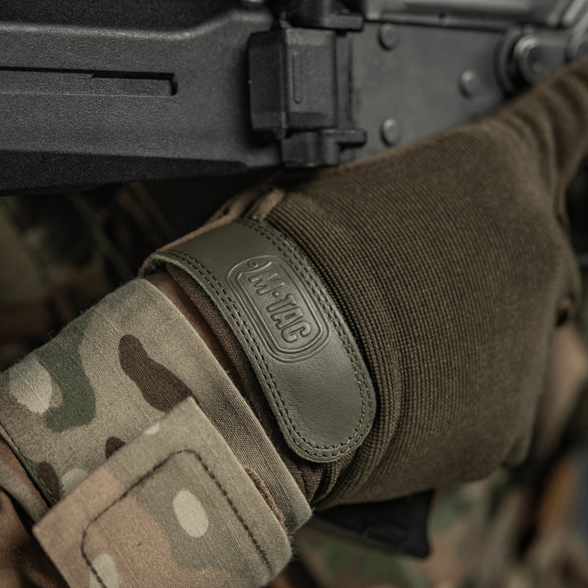 Taktiske M-Tac Handsker Police i camouflage mønster, designet til politiarbejde, med justerbar velcro for optimal pasform og komfort.