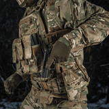 Person iført camouflagedragt med M-Tac Handsker Police, klar til taktik og sikkerhedsarbejde, i en aktiv udendørs scene.