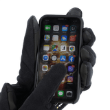 M-Tac Handsker Fleece Thinsulate med touchscreen-funktion, der bruges på smartphone-skærm, viser holdbarhed og alsidighed i designet.