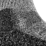 Nærbillede af M-Tac Coolmax 40% Sokker med sort og gråt mønster, designet til optimal komfort og holdbarhed til outdoor-brug.