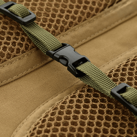 Nærbillede af M-Tac Rygsækcover med justerbart spænde og holdbart netstof, beskytter mod regn og sne.