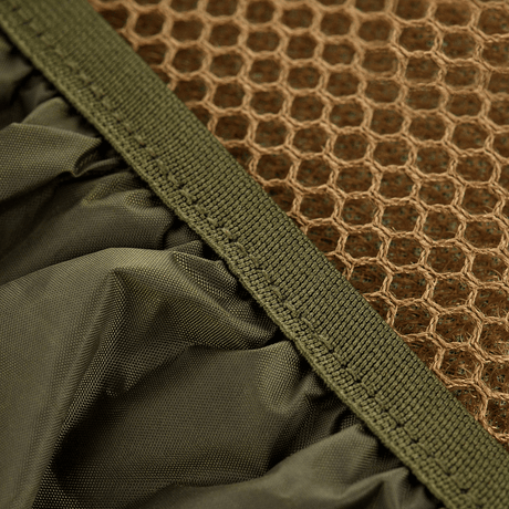 Nærbillede af M-Tac Rygsækcover i nylon med PU-coating, viser vandafvisende materiale og netstruktur for beskyttelse mod regn og sne.