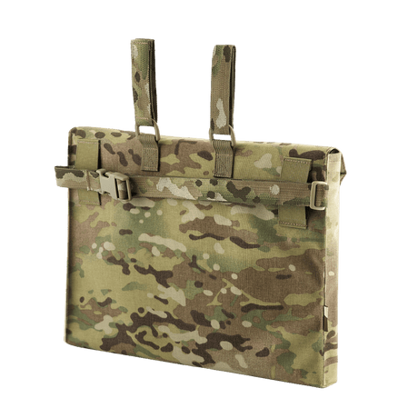 Camouflage M-Tac taske til Bundeswehr liggeunderlag med velcro-stropper til montering på MOLLE-systemer, set fra siden.