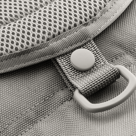 Detaljebillede af M-Tac Urban Line City Patrol Taske, tæt på det slidstærke 600D polyester og knap, perfekt til urban brug.