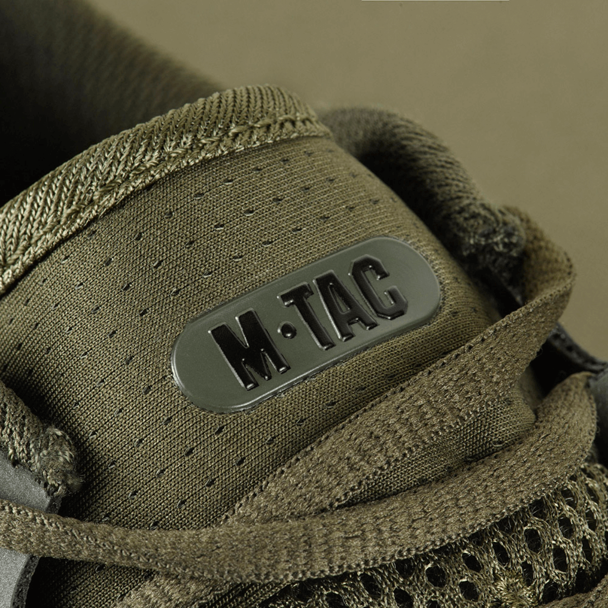 Detalje af M-Tac Summer Light Sneakers i syntetiske materialer med åndbart design og forstærket tå og hæl.