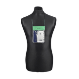 M-Tac Vandtæt Etui til Dokumenter på et mannequinhoved, beskytter en telefon mod vand. Perfekt til udendørsaktiviteter og rejser.