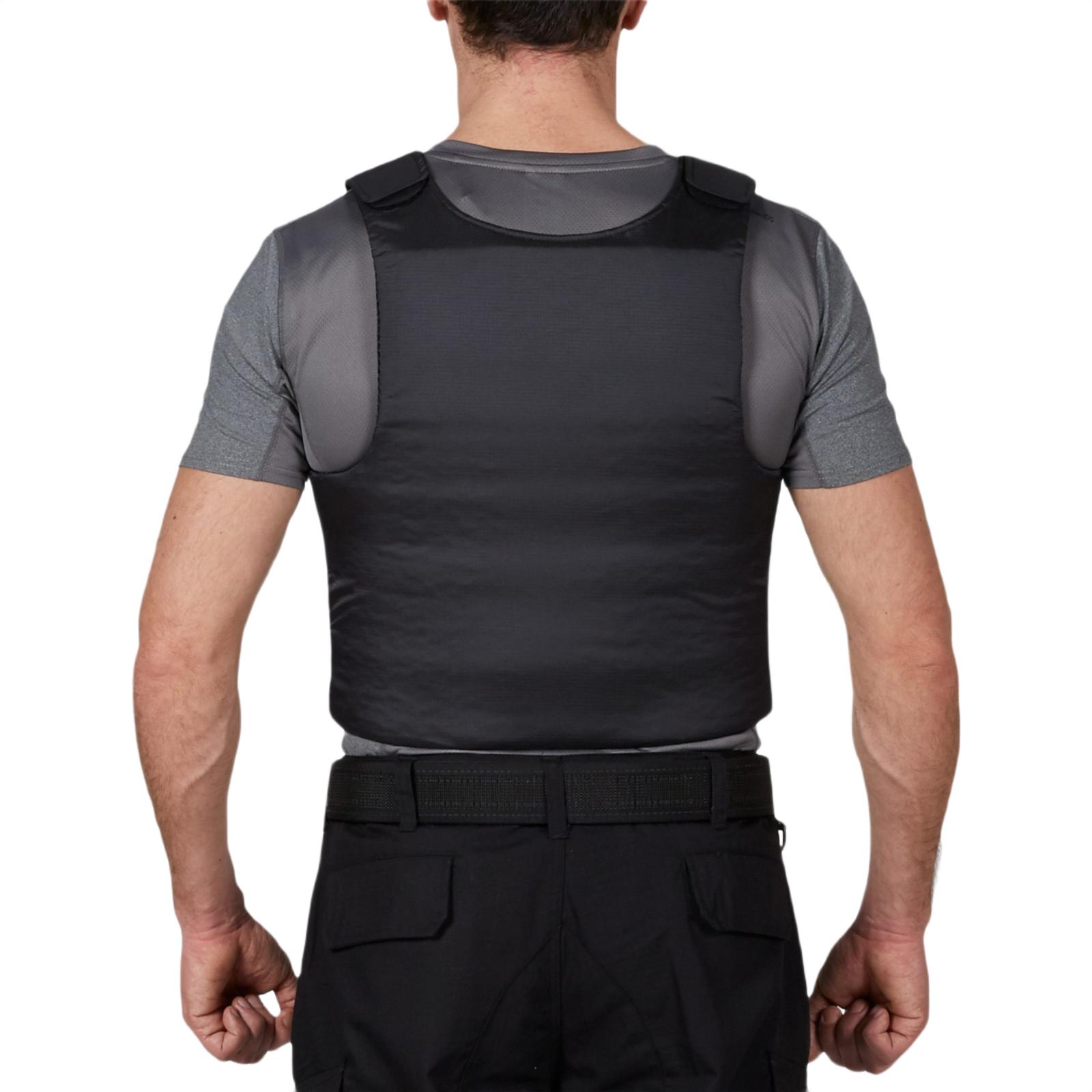 Person bærer Anorak Concealable III Cover designet til skjult beskyttelse, fremstillet af RIP-STOP Dry Comfort XT® og Coolmax® materialer.