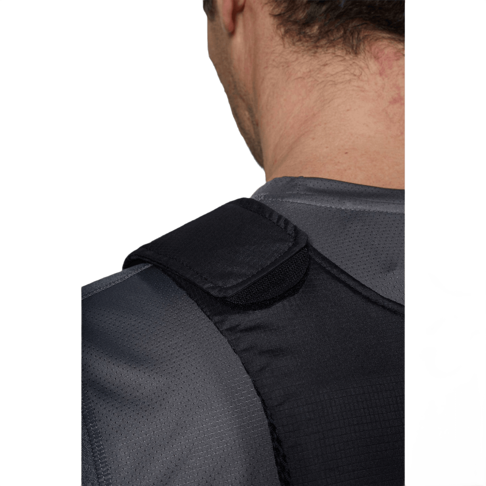 Anorak Topaz® Concealable III Stiksikker Vest set bagfra, viser skjulbarhed under tøj, lavet med UD ARAMID-paneler for beskyttelse.