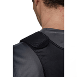 Nærbillede af Anorak Rhodium® Concealable III Stik & Skudsikker Vest på en person i gråt tøj, der viser skulderdetaljen.