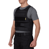 Mand bærer Anorak Rhodium® Duty I Stik & Skudsikker Vest med level IIIA-beskyttelse, let og holdbar soft armor-vest.