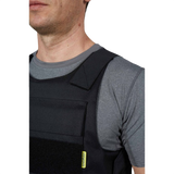 Mand iført Anorak Duty I Cover i letvægts CORDURA® og 3D SPACER Coolmax®, designet til politibetjente og sikkerhedspersonale.