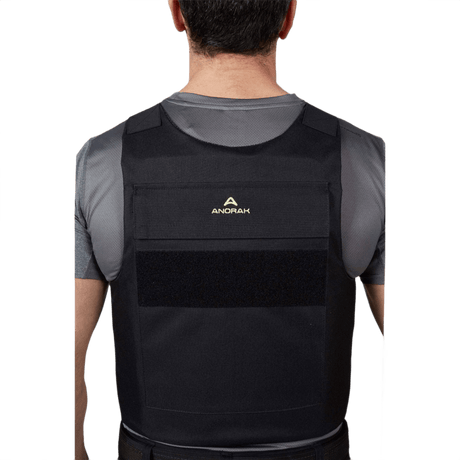 Anorak Rhodium® Duty I Stik & Skudsikker Vest - Let, holdbar soft armor-vest set bagfra på person i grå trøje, niveau IIIA beskyttelse.