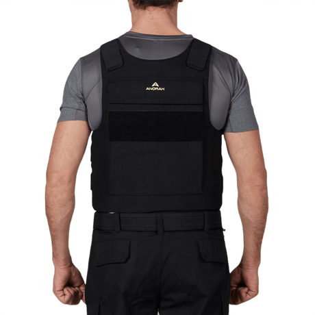 Mand iført Anorak Titanium® Duty II Stik & Skudsikker Vest set bagfra, designet til niveau IIIA beskyttelse for sikkerhedspersonale.