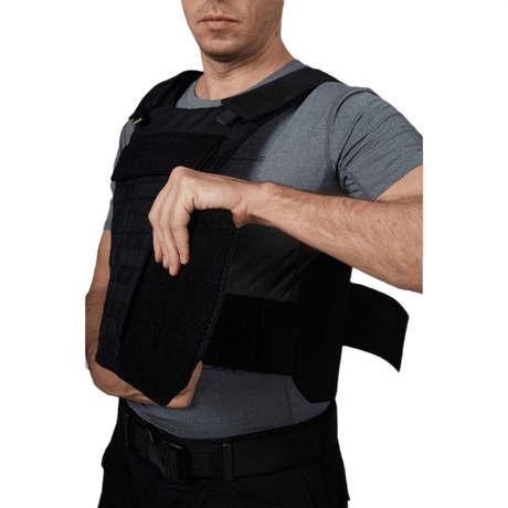 Anorak Chromium® Duty III-M Skudsikker Vest bæres af en person, viser Level IIIA beskyttelse og ergonomisk design.