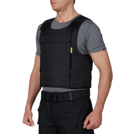 Mand iført Anorak Rhodium® Duty IV Stik & Skudsikker Vest med maksimal beskyttelse og komfort, set fra siden.