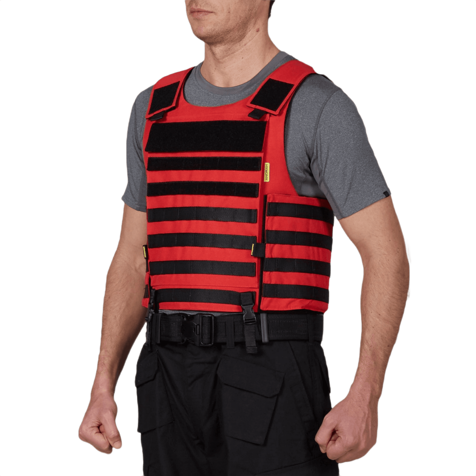 Mand iført rød Anorak Niobium® Instructor I Stik & Skudsikker Vest mod skydevåben og knive, designet til beskyttelse og bærekomfort.