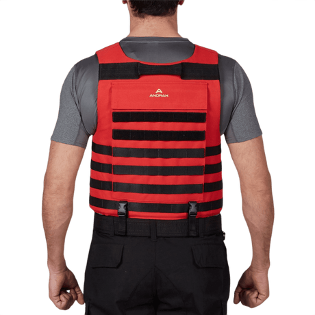 Mand iført Anorak Niobium® Instructor I Stik & Skudsikker Vest bagfra, i rød og sort, designet til beskyttelse mod skydevåben og knive.