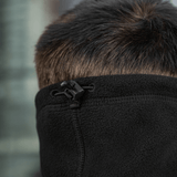 M-Tac Anatomisk Snood Justerbar Elite Fleece (320 g/m²) i sort fleece, multifunktionel tilbehør til koldt vejr, justerbar snøre bagpå.