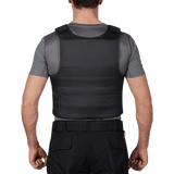 Person bærer Anorak Concealable III Cover designet til skjult beskyttelse, fremstillet af RIP-STOP Dry Comfort XT® og Coolmax® materialer.