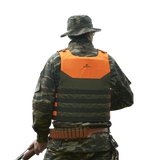 Mand i camouflagetøj med Anorak Shield I Cover beskytter.