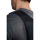 Mand iført Anorak Concealable I Cover for diskret beskyttelse og komfort under arbejdstøj.