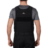 Mand iført Anorak Titanium® Duty II Stik & Skudsikker Vest set bagfra, designet til niveau IIIA beskyttelse for sikkerhedspersonale.