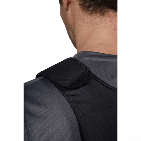 Bagside af Anorak Titanium® Concealable III Stik & Skudsikker Vest for maksimal beskyttelse og diskretion under tøj.