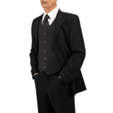 Mand iført Anorak Topaz® VIP I Stiksikker Vest under jakkesæt, viser stil og diskret beskyttelse med ekstrem komfort og dækning.