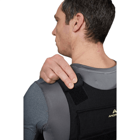 Mand justerer Anorak Chromium® Duty II Skudsikker Vest for optimal pasform, Level IIIA beskyttelse til sikkerhedspersonale.