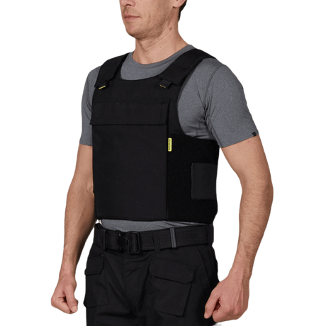 Person iført Anorak Chromium® Duty III Skudsikker Vest, sort vest med Level IIIA beskyttelse, ergonomisk designet til sikkerhedspersonale