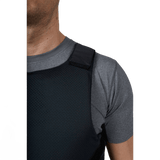 Anorak Concealable I Cover under grå T-shirt, viser lav profil og justerbart skuldersystem.