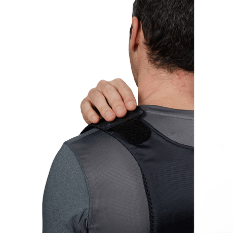Mand bærer Anorak Rhodium® Concealable III Stik & Skudsikker Vest, viser skulderdetalje med velcrolukning for sikker pasform.
