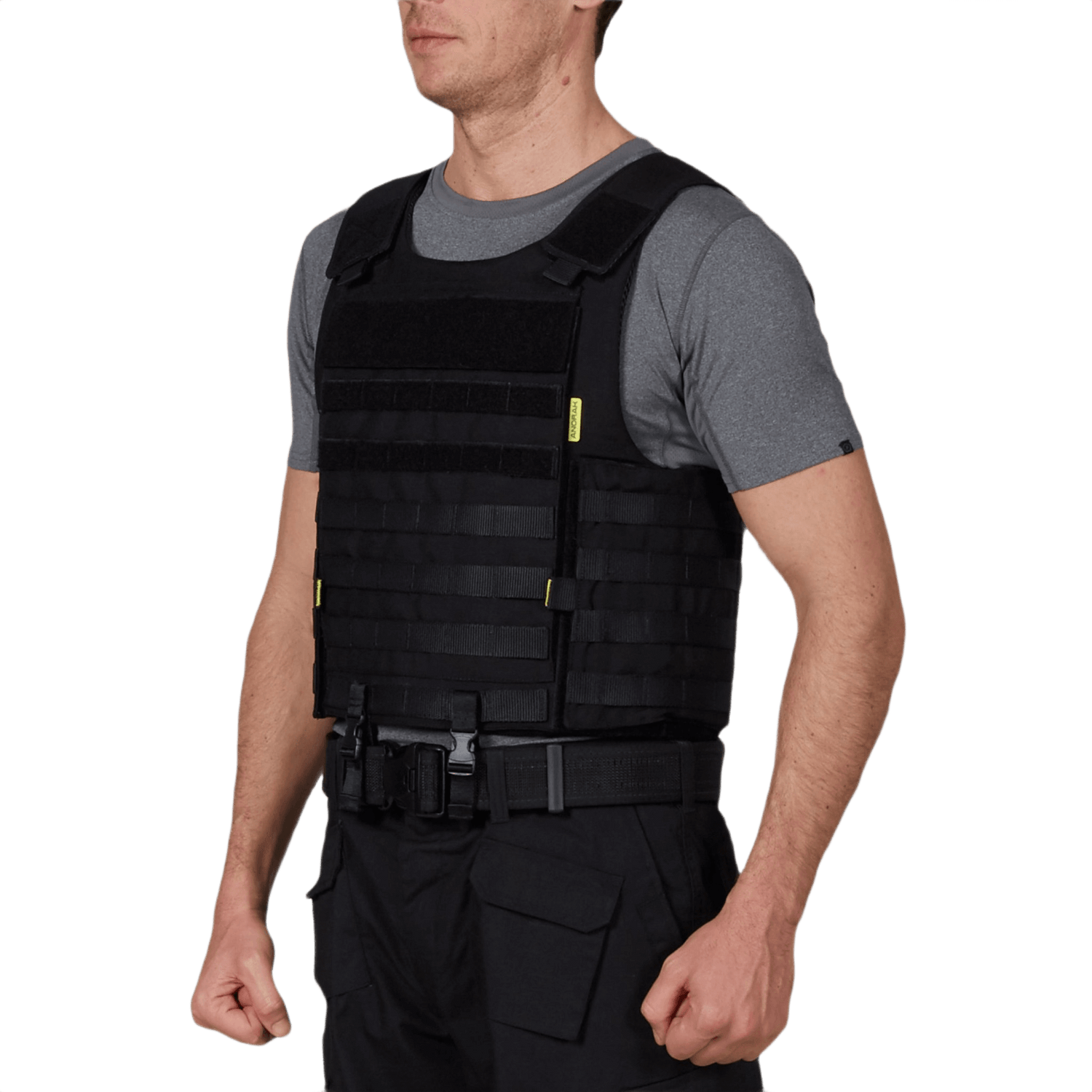 Mand iført Anorak Rhodium® Tactical I Stik & Skudsikker Vest, der tilbyder NIJ 0101.06 niveau IIIA beskyttelse.