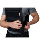 Mand justerer Anorak Titanium® Duty II Stik & Skudsikker Vest for maksimal Level IIIA-beskyttelse, ideel til politibetjente og sikkerhedspersonale.