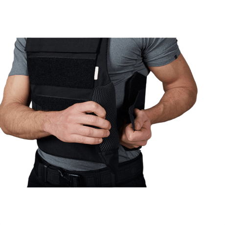Mand justerer Anorak Titanium® Duty II Stik & Skudsikker Vest for maksimal Level IIIA-beskyttelse, ideel til politibetjente og sikkerhedspersonale.