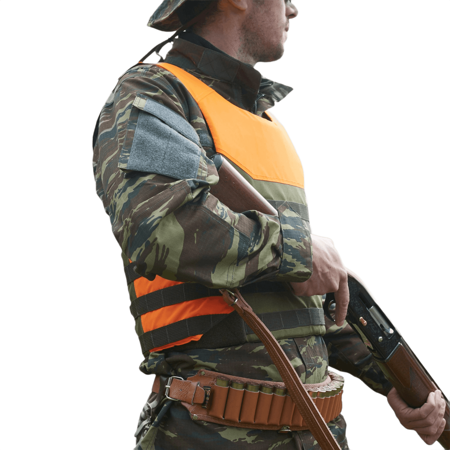 Anorak Titanium® Shield I Stik & Skudsikker Vest bæres af person i militæruniform, klar til beskyttelse og sikkerhed.