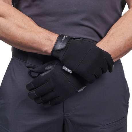 EA Baseline snitsikre handsker til professionel brug på model