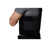 Person iført Anorak Chromium® Duty III-M Skudsikker Vest med Level IIIA beskyttelse, ideel til politibetjente og Kystvagten.