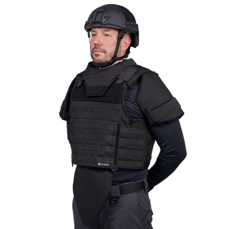 Mand iført Elite Armor Combat vest set forfra i vinkel med skudsikker hjelm