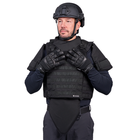 Mand iført Elite Armor Combat skudsikkervest, set forfra med fokus på performance snitsikre handsker