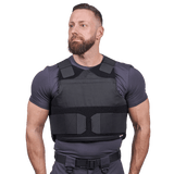 Mand iført Elite Armor Impact stik og skudsikker vest - set forfra