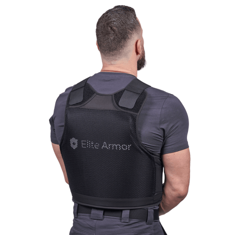 Mand iført Elite Armors RX2 stik- og skudsikker vest set bagfra
